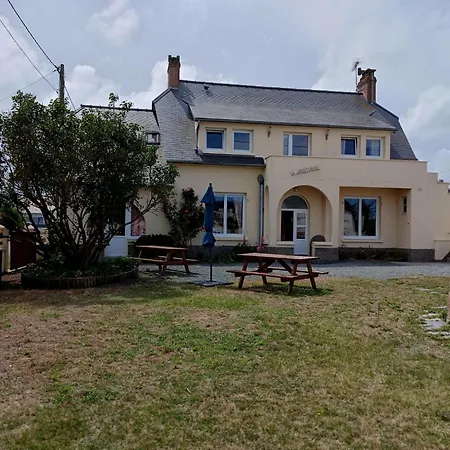 Cottage, St Martin-de-brehal Feriehus *