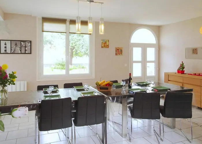 In Near Sandy Bréhal